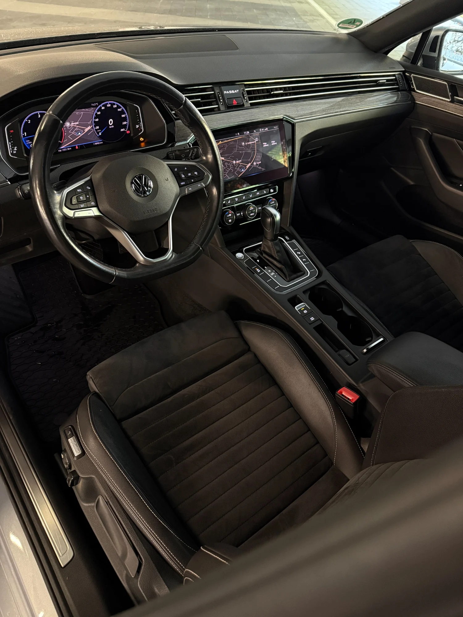 Detail interiéru a výbavy vozu Volkswagen Passat